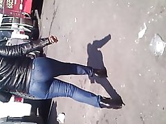 Mature în blugi strans