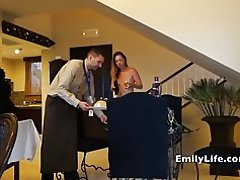 Fete goale deschide uşa pentru room service