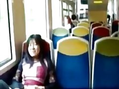 Milf asiatice freacă clitorisul ei pe un tren.