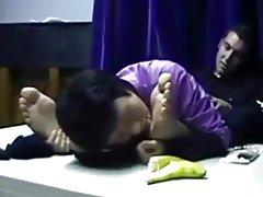 Chineză milf se închină masculin picioarele